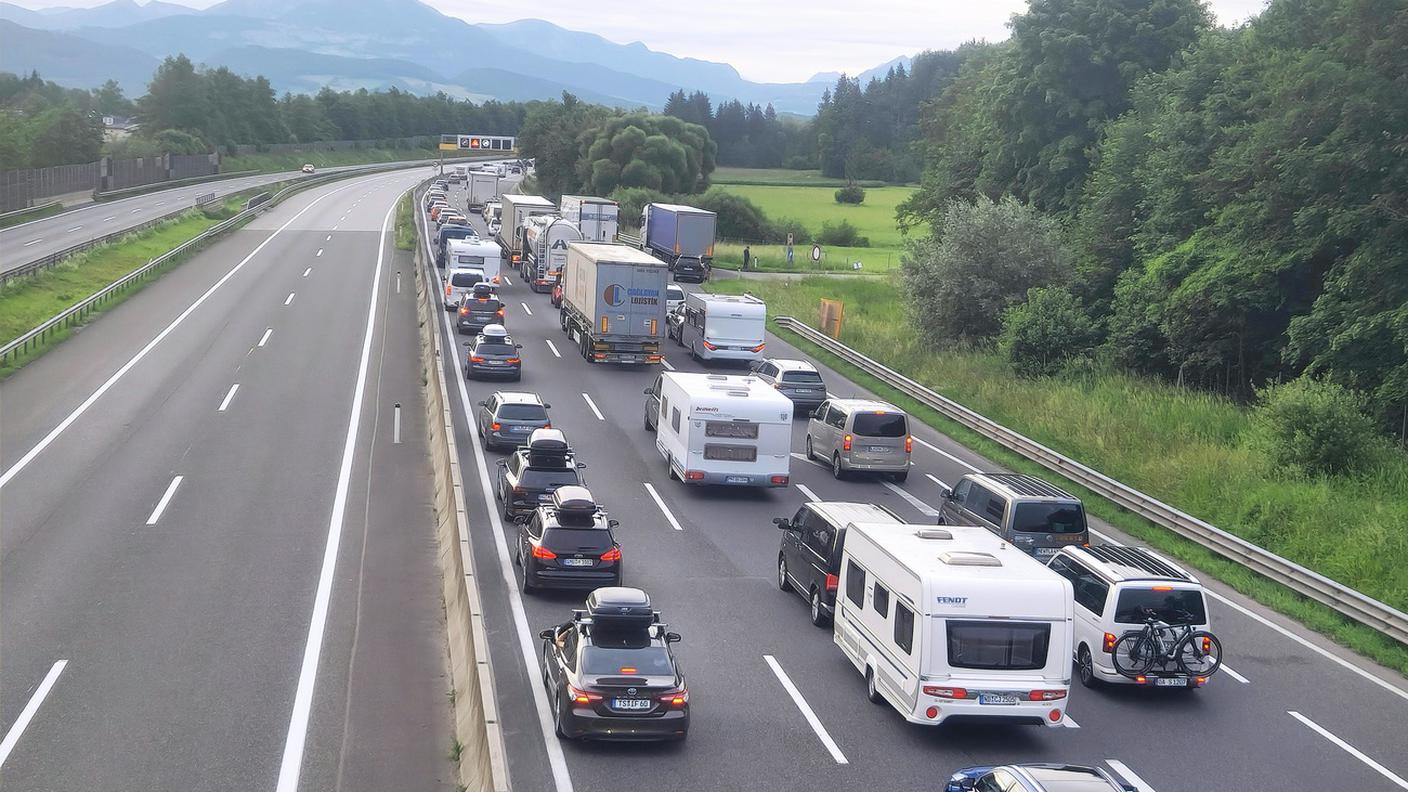 La coda infinita sabato sull'A10 in Austria.jpg