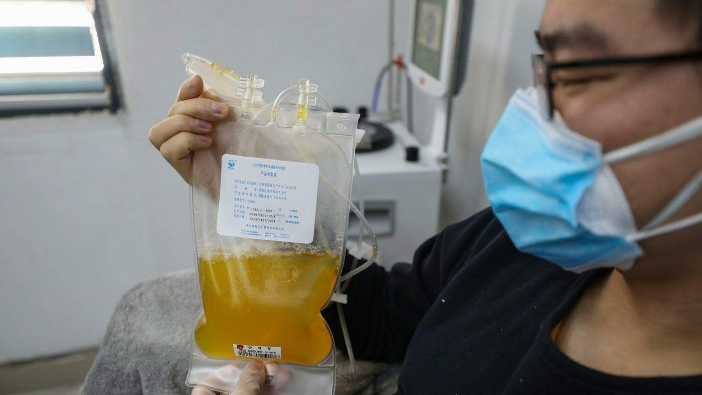 Un paziente guarito dal coronavirus dona plasma in un ospedale di Wuhan