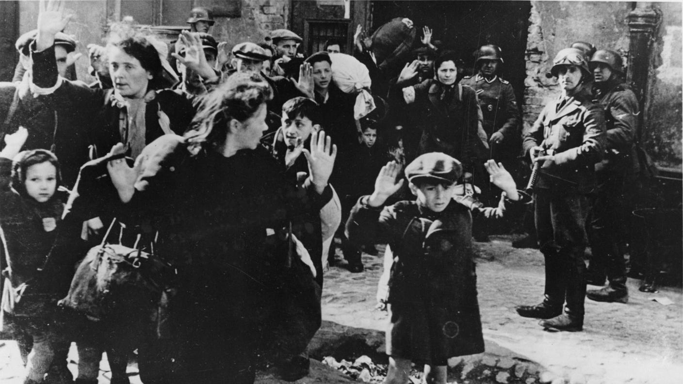 Maggio 1943: i nazisti deportano gli ebrei dal ghetto di Varsavia per portarli ai campi di sterminio