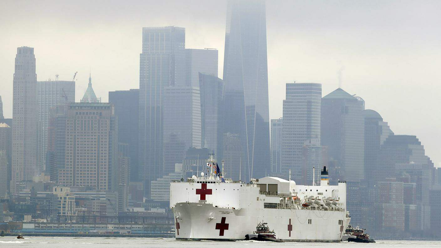 La USNS Confort lascia il porto di New York