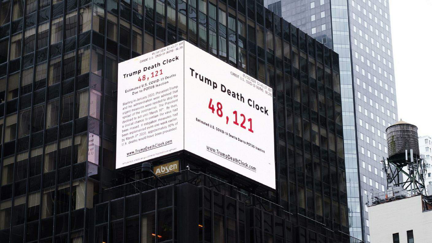 Il Trump Death Clock campeggia da giorni a Times Square, luogo simbolo di New York
