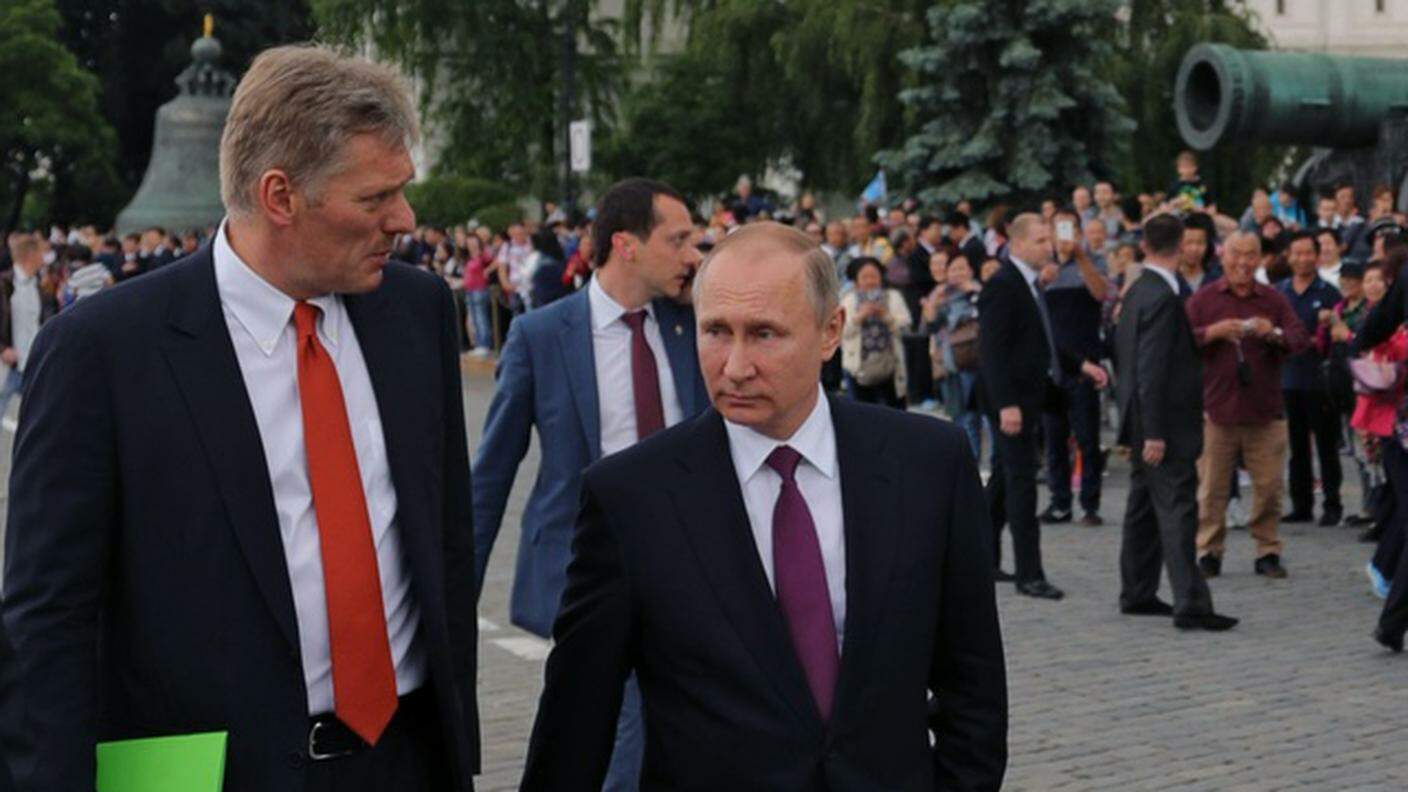 Dmitri Peskov al fianco di Vladimir Putin durante una passeggiata fuori dalle mura del Cremlino di Mosca