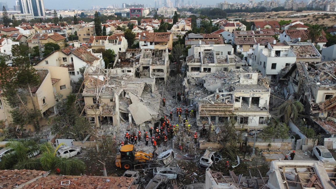Squadre di soccorso israeliane sul luogo in cui un missile balistico iraniano ha colpito edifici residenziali vicino a Tel Aviv 