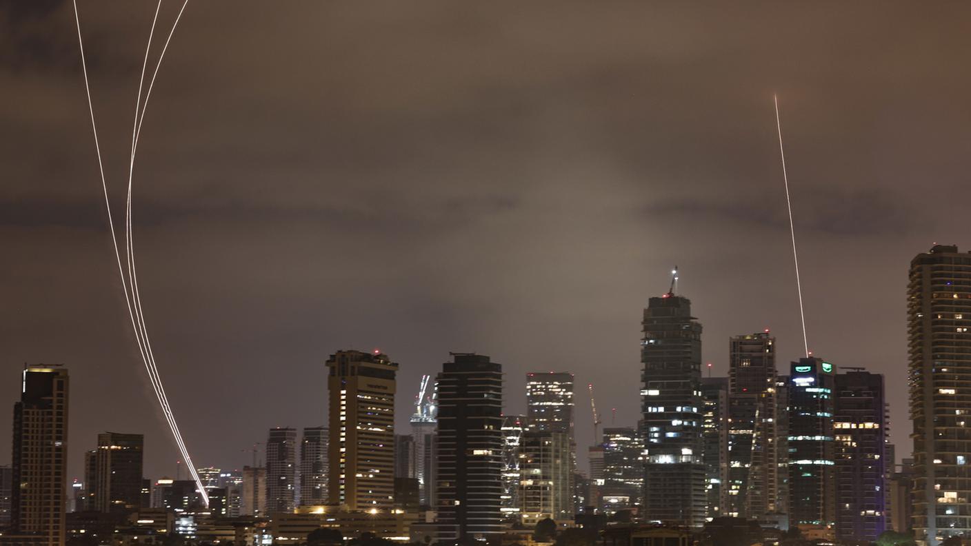 Nuvole di fumo su Tel Aviv e intervento dell'Iron Dome