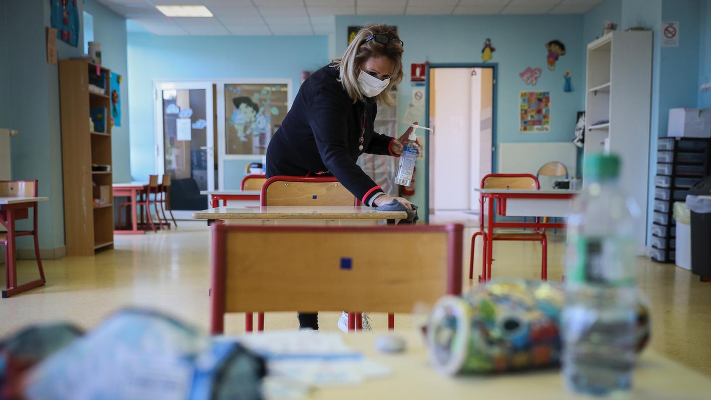 Opere di sanificazione in una scuola elementare di Chasne sur Illet