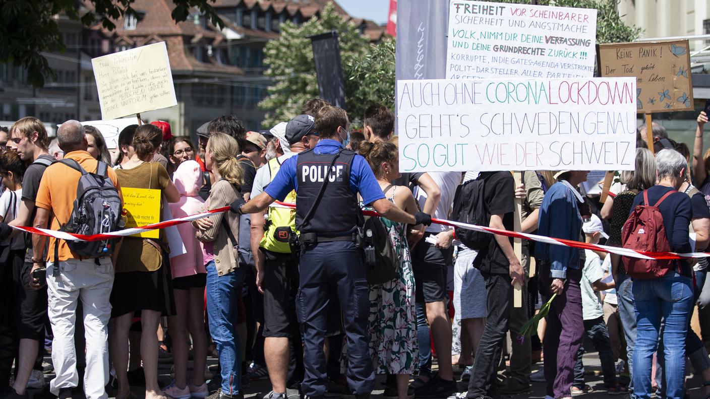 Proteste in Piazza Federale a Berna, 9 maggio 2020