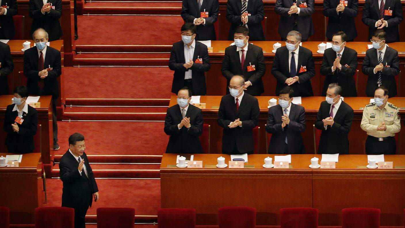 I delegati applaudono l'entrata del presidente Xi Jinping