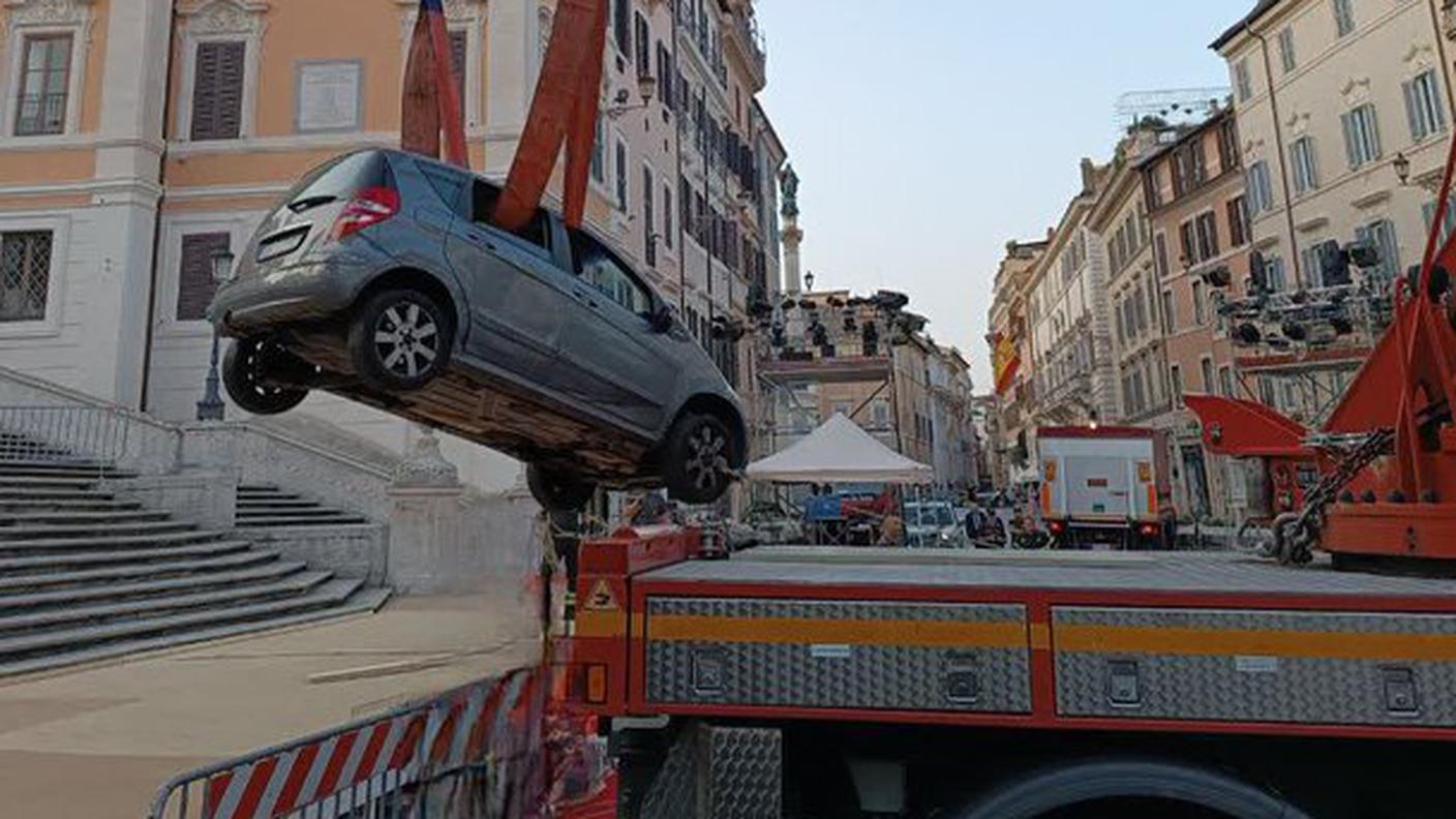 Il veicolo recuperato dalla celebre scalinata.jfif