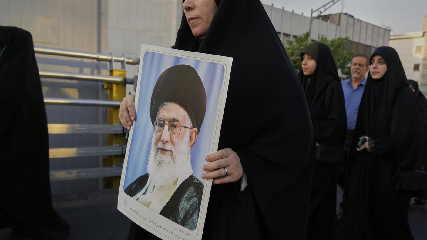 Una donna iraniana con l'immagine della Guida Suprema.jpg