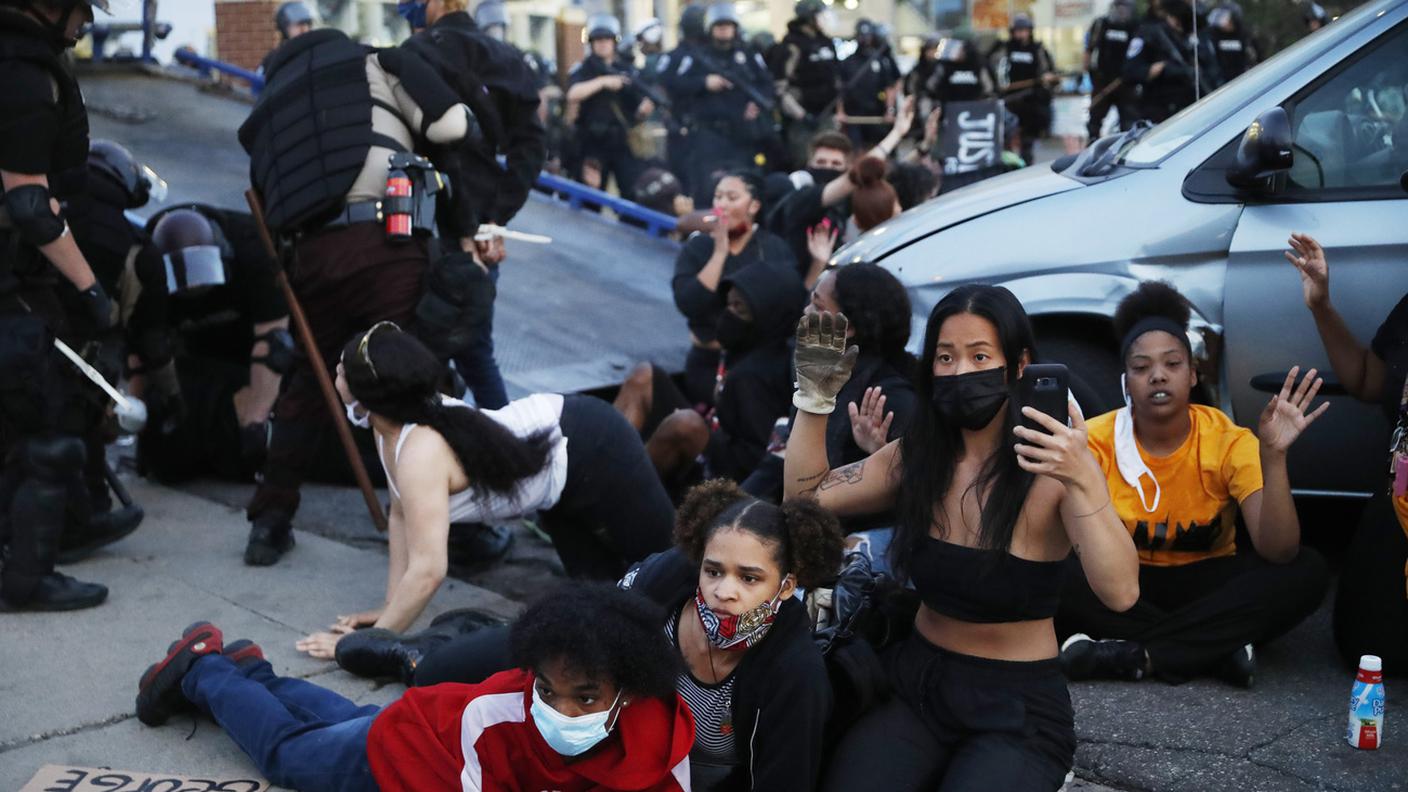 La polizia torna a contrastare i manifestanti al calar della sera a Minneapolis