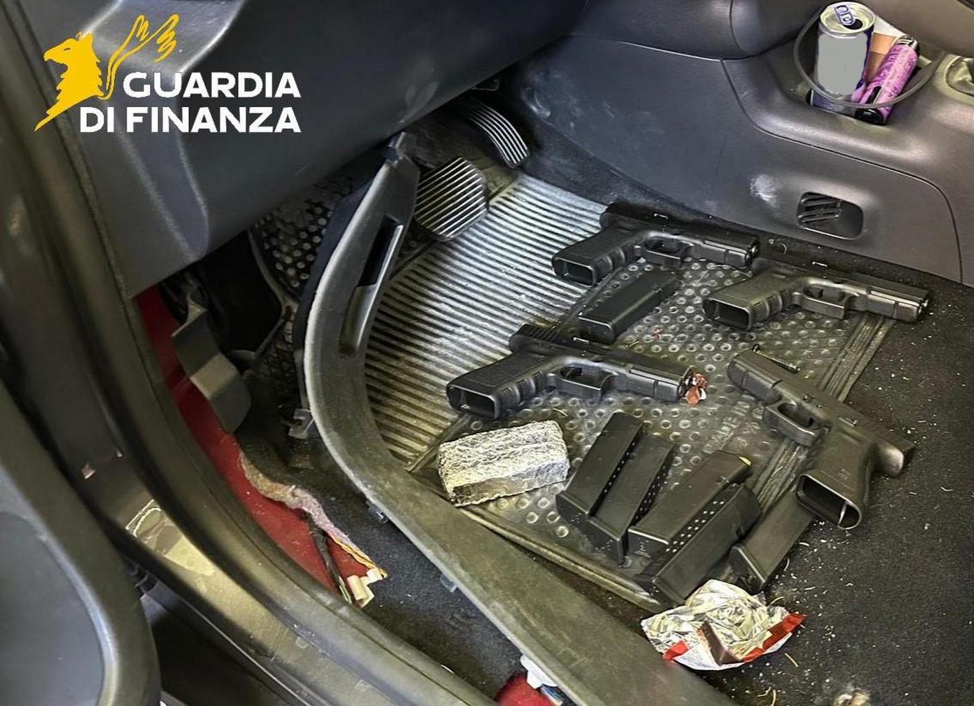 Pistole trovate nel pianale di un auto al valico di Brogeda