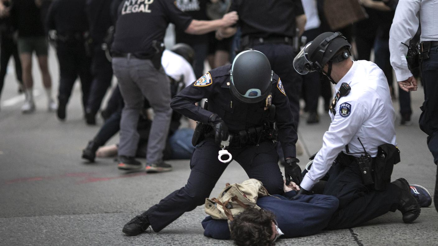 Agenti di New York arrestano un manifestante che protesta per l'uccisione di George Floyd