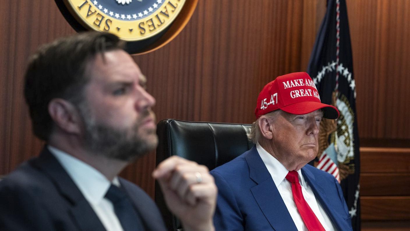 In questa immagine fornita dalla Casa Bianca, il Presidente Donald Trump, a destra, e il Vicepresidente JD Vance siedono nella Situation Room, sabato 21 giugno 2025, alla Casa Bianca a Washington