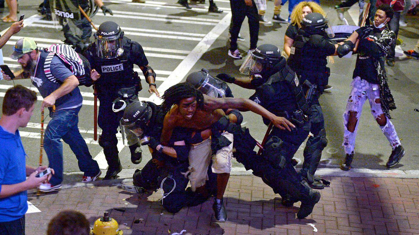 L'arresto di un manifestante a Charlotte (North Carolina)