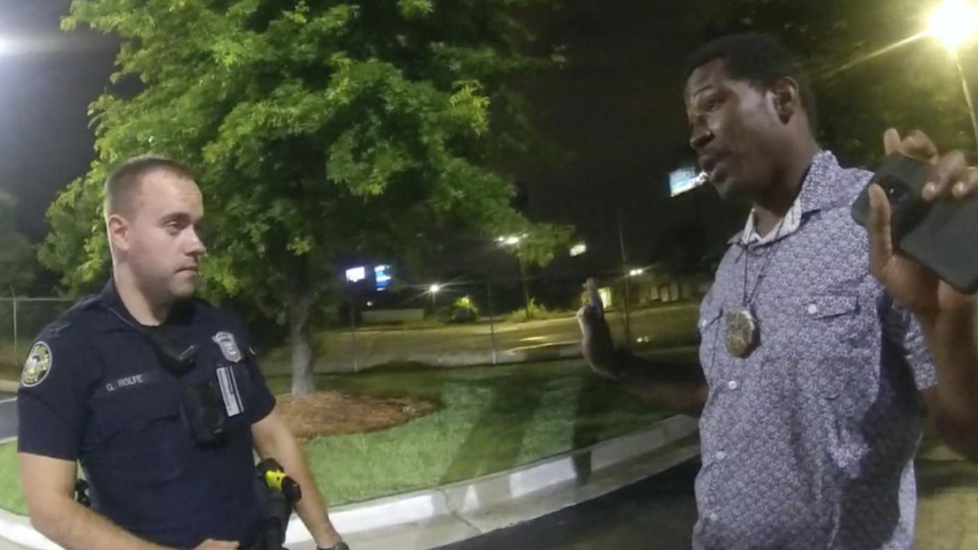 Poco prima che la situazione precipitasse: il dialogo fra Brooks e l'agente che poco dopo gli ha sparato, ripreso dalla body camera del secondo poliziotto