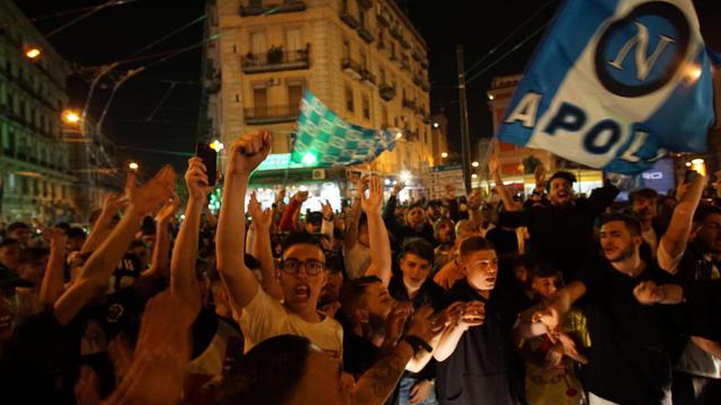 Festa a Napoli, in migliaia sul lungomare