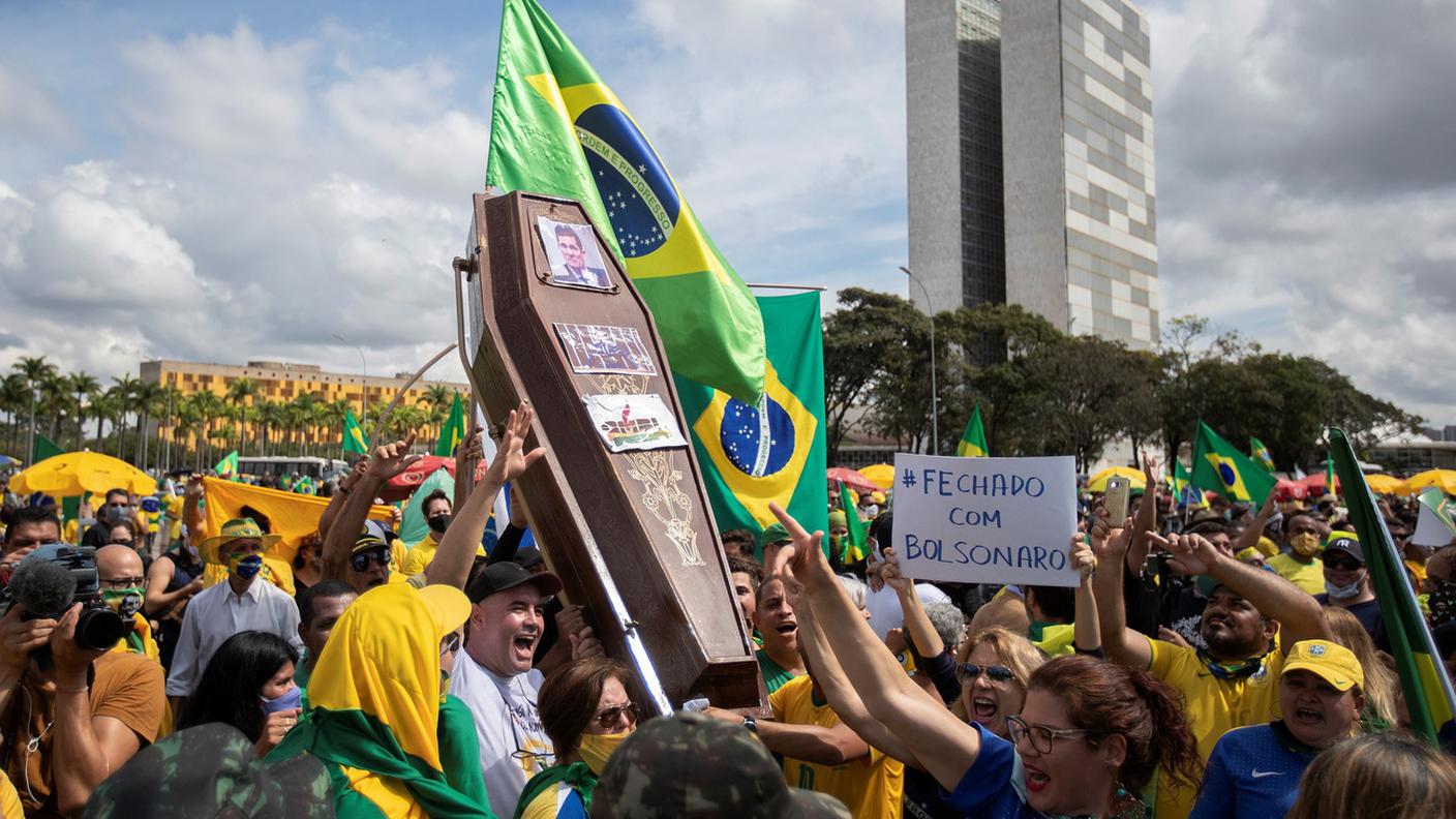 In piena pandemia i brasiliani scendono in piazza per protestare contro le decisioni prese dal Governo di Bolsonaro