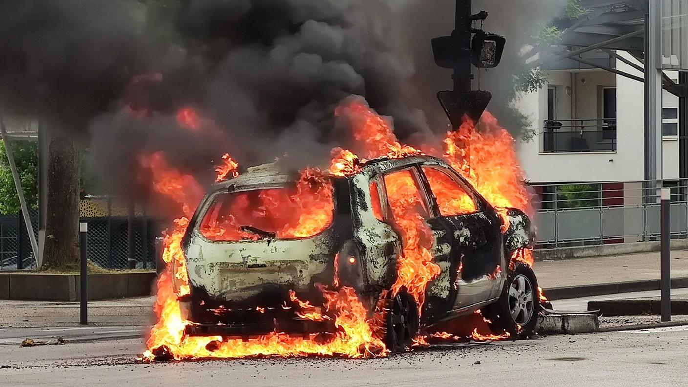 Diverse vetture sono state date alle fiamme durante gli scontri