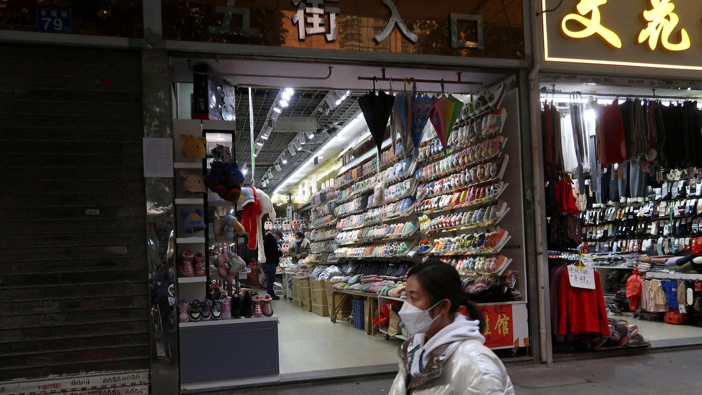 2022-12-10T000000Z_1298190303_RC2X2Y9K4CIR_RTRMADP_3_GLOBAL-MARKETS-VIEW-ASIA.JPG