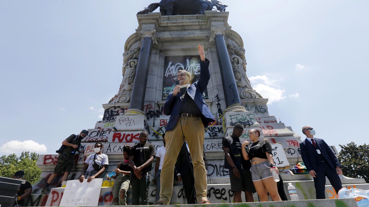 Il reverendo Lee, favorevole alla rimozione della statua del suo antenato, mentre si rivolge ai manifestanti