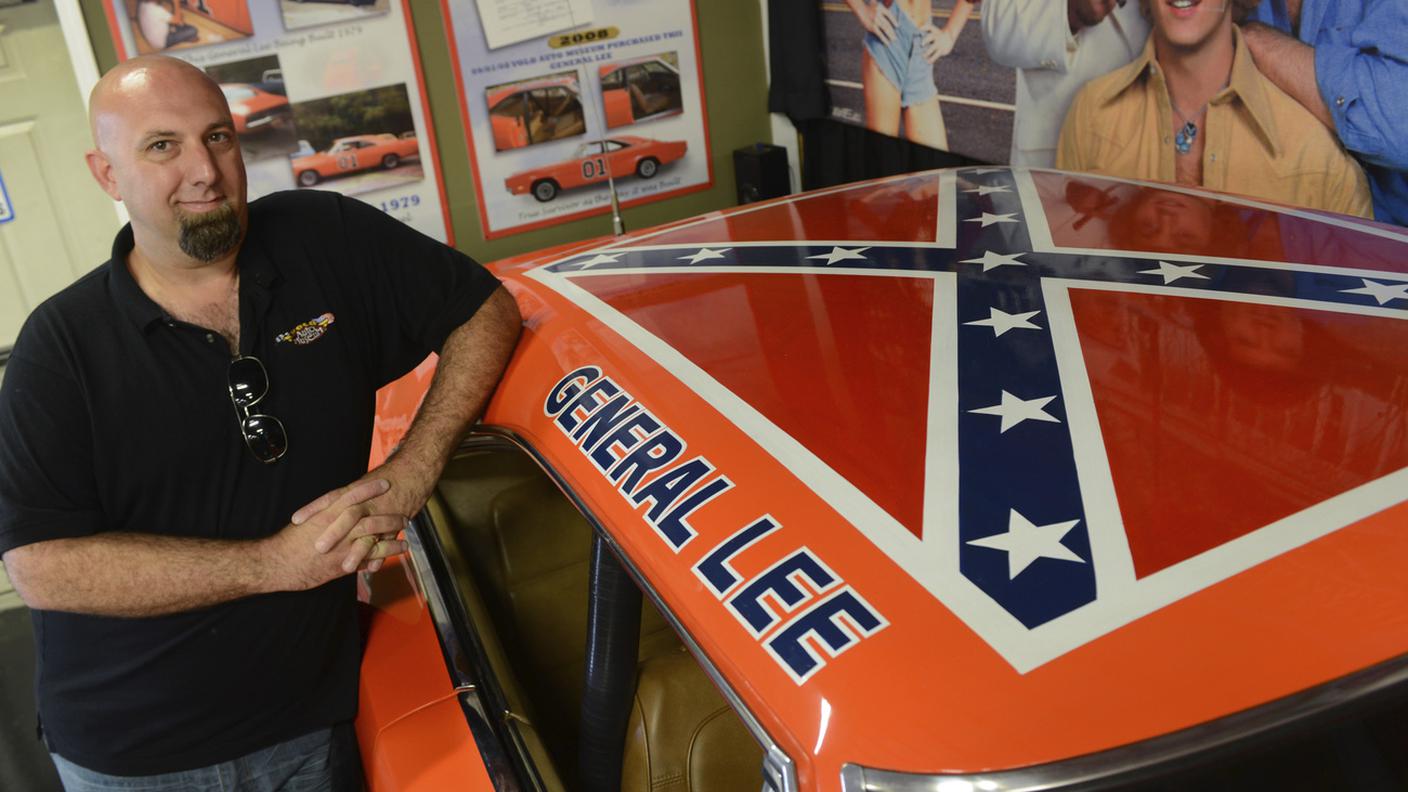 Il direttore del museo Brian Grams posa con l'esemplare originale della serie TV