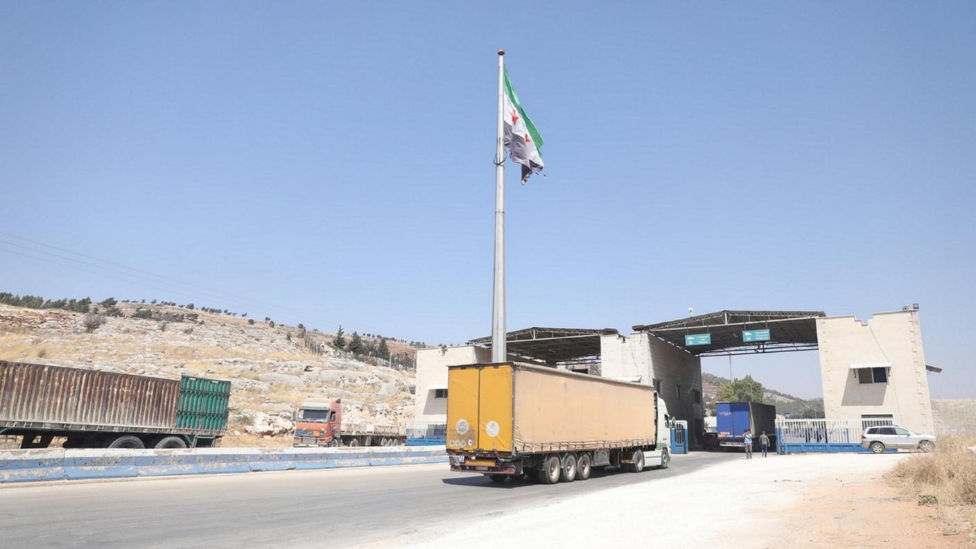 Un autotreno carico di aiuti attraversa il confine tra Turchia e Siria al valico di Bab al-Hawa