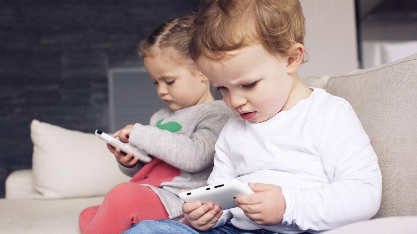 bambini con smartphone