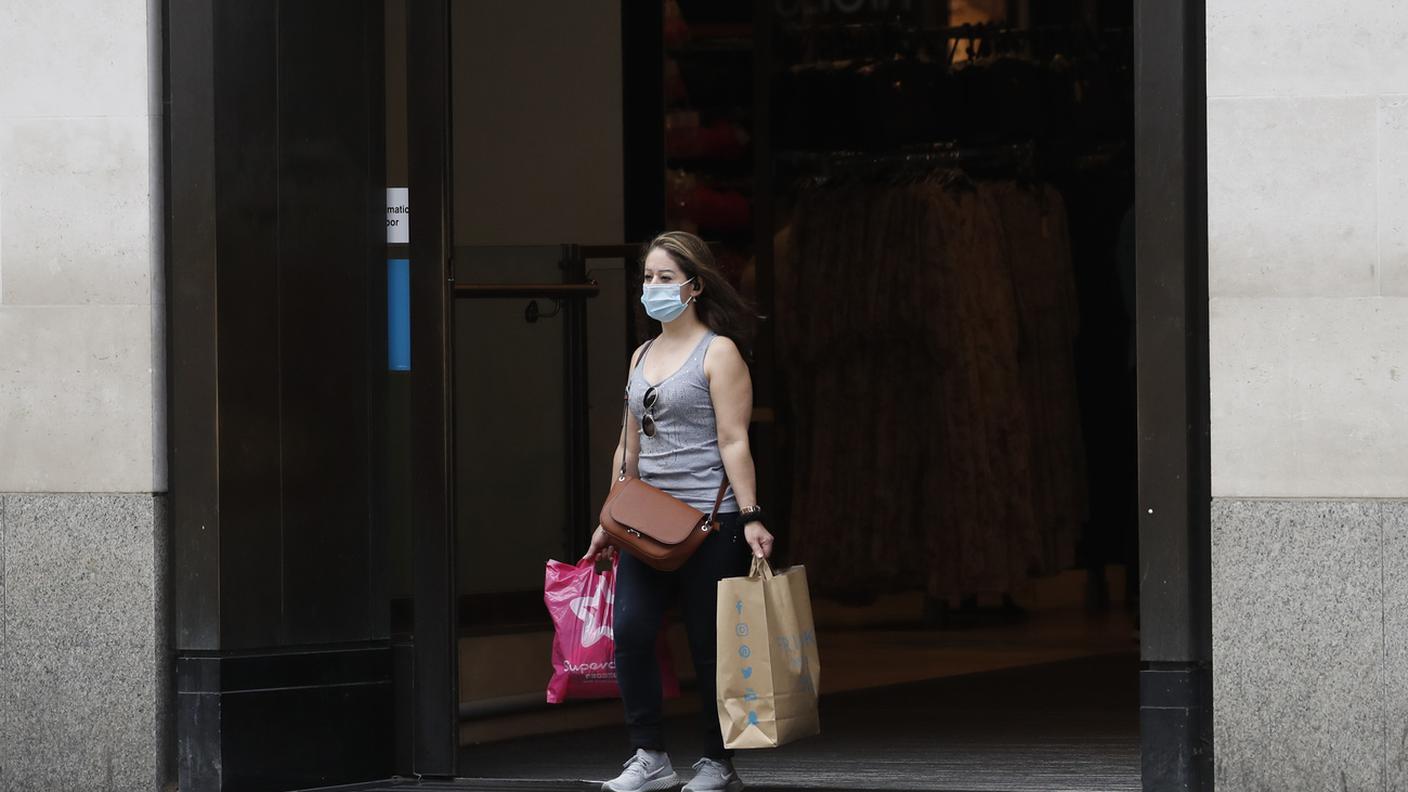L'obbligo della mascherina si estende a ogni esercizio commerciale