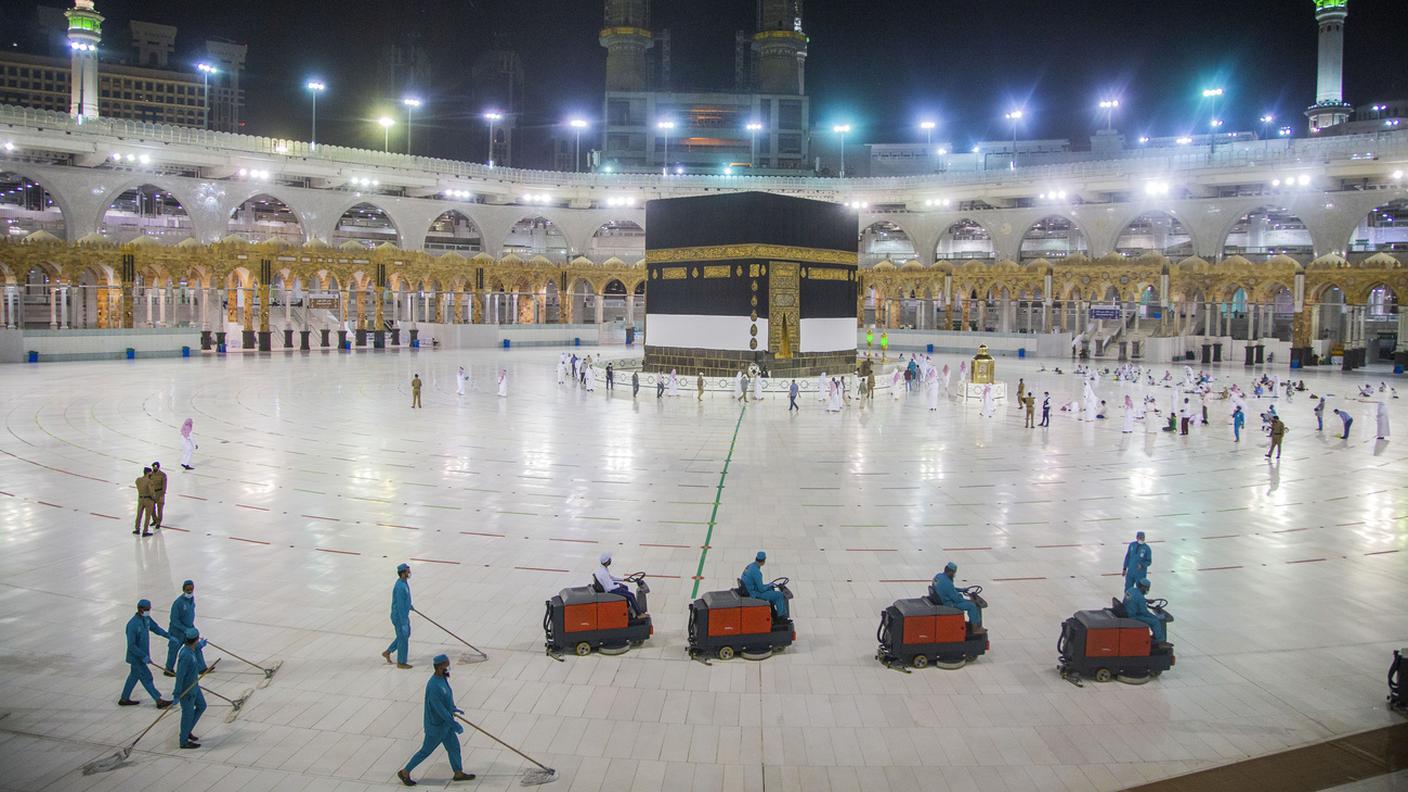 Alla vigilia del pellegrinaggio tutta la Masjid al-Haram è stata pulita e disinfettata