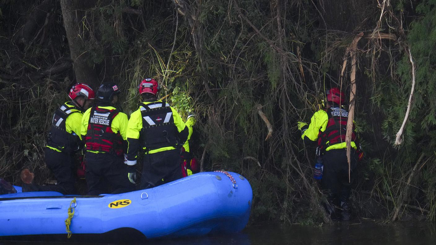 Soccorritori texani alla ricerca di sopravvissuti in una zona inondata