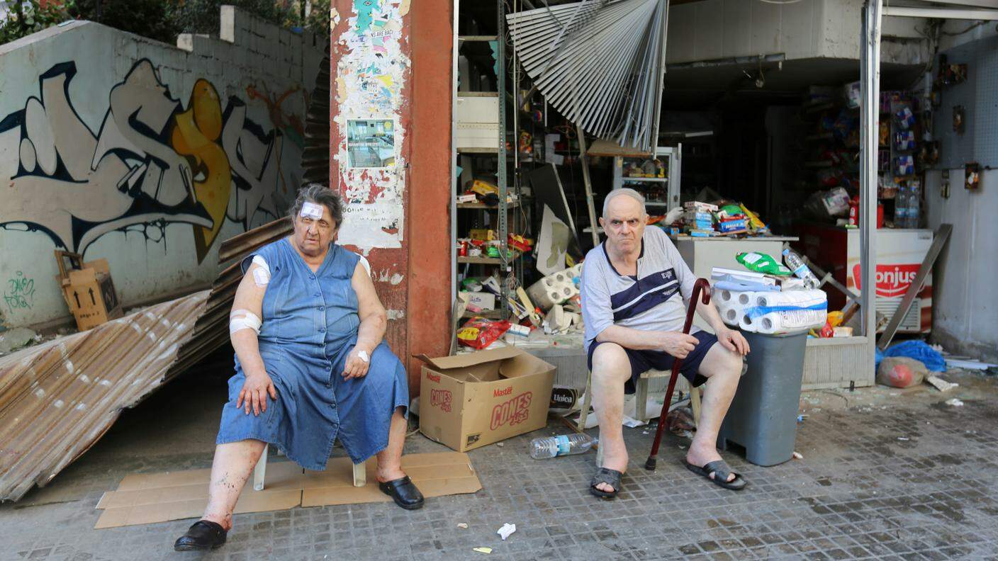 I proprietari di un negozio di Beirut hanno aperto il loro commercio nonostante le ferite e i danni patiti