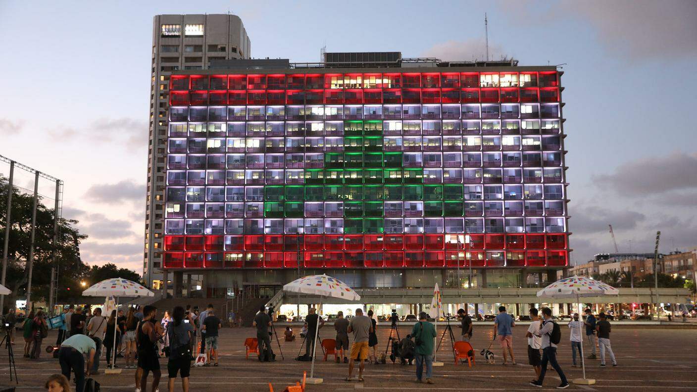 Il municipio di Tel Aviv si illumina dei colori del Libano