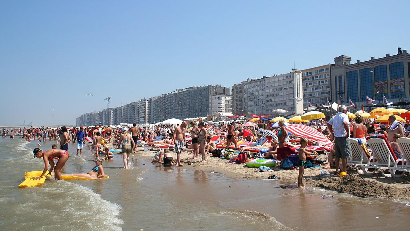 La spiaggia belga di Blankenberge presa d'assalto per cercare refrigerio