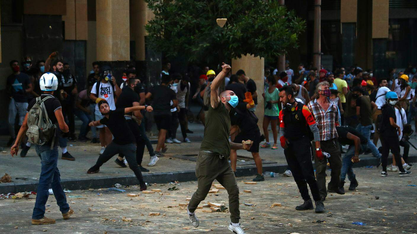 A Beirut non si placano gli scontri fra polizia e manifestanti antigovernativi