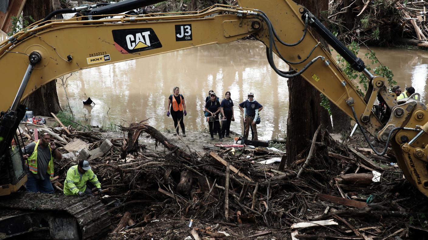Soccorritori nelle aree colpite dalle devastanti inondazioni in Texas