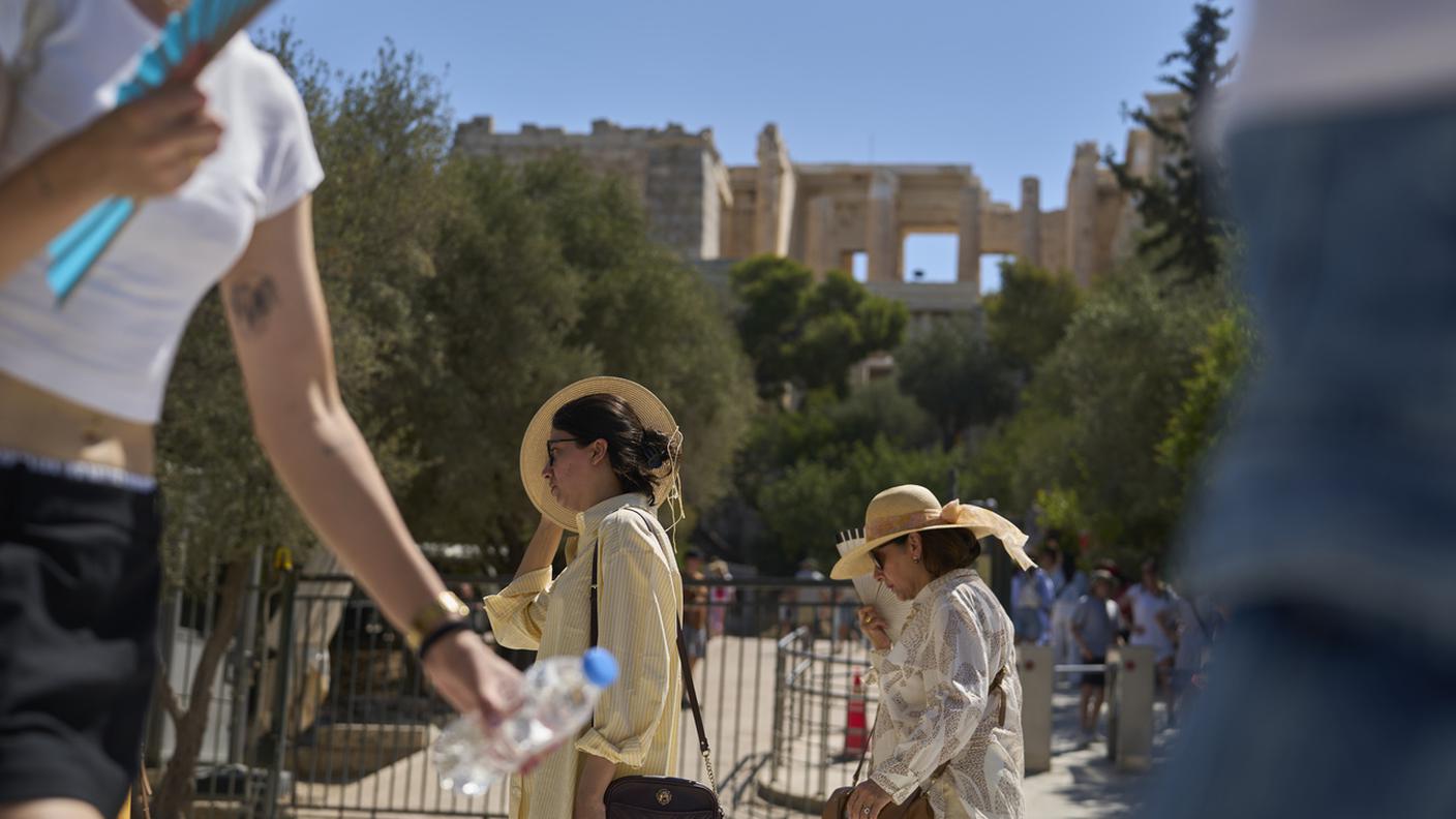 Bottiglie d'acqua, vestiti leggeri e cappelli per chi si trova in Grecia
