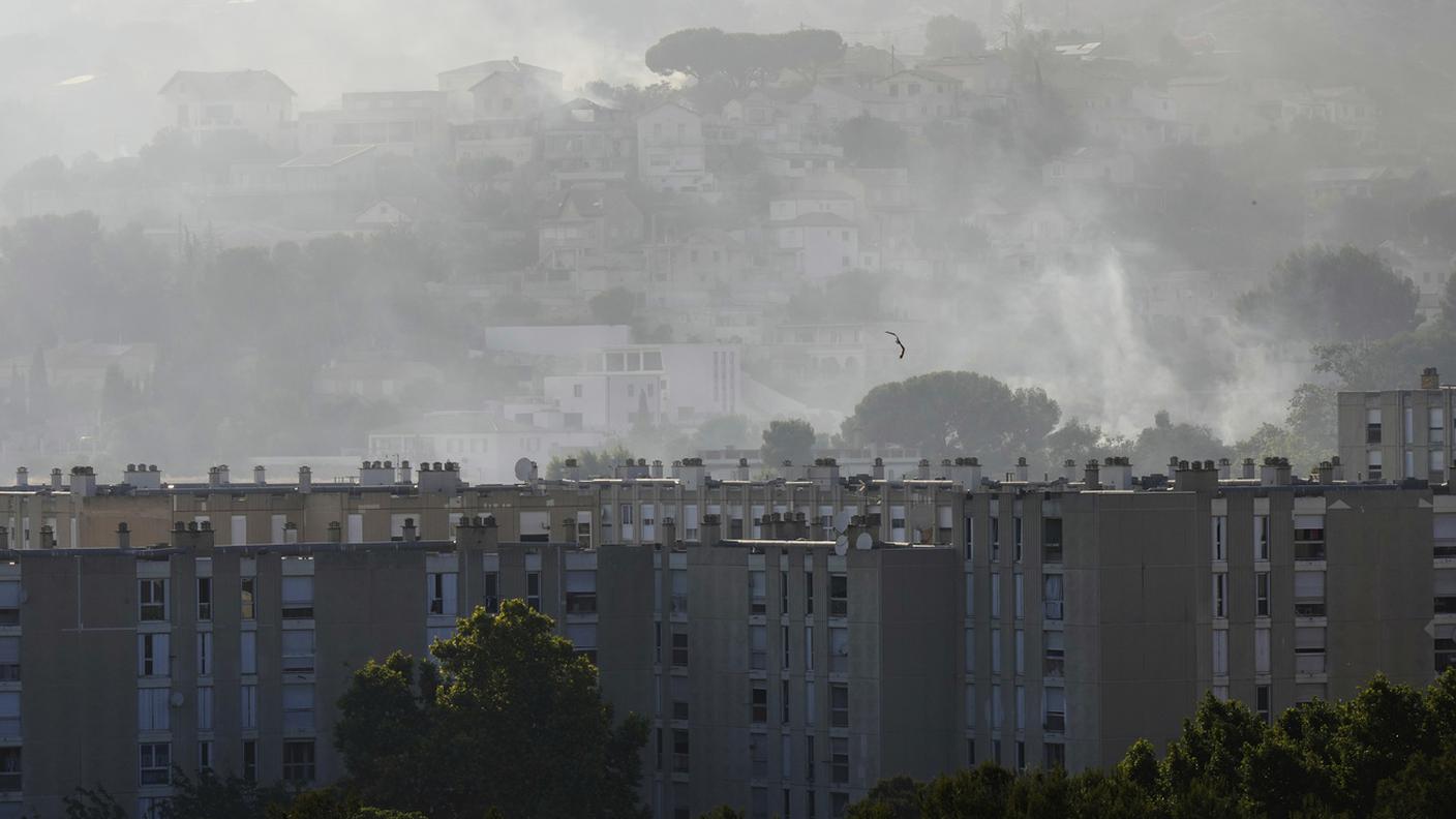 Sotto controllo il vasto incendio a Marsiglia