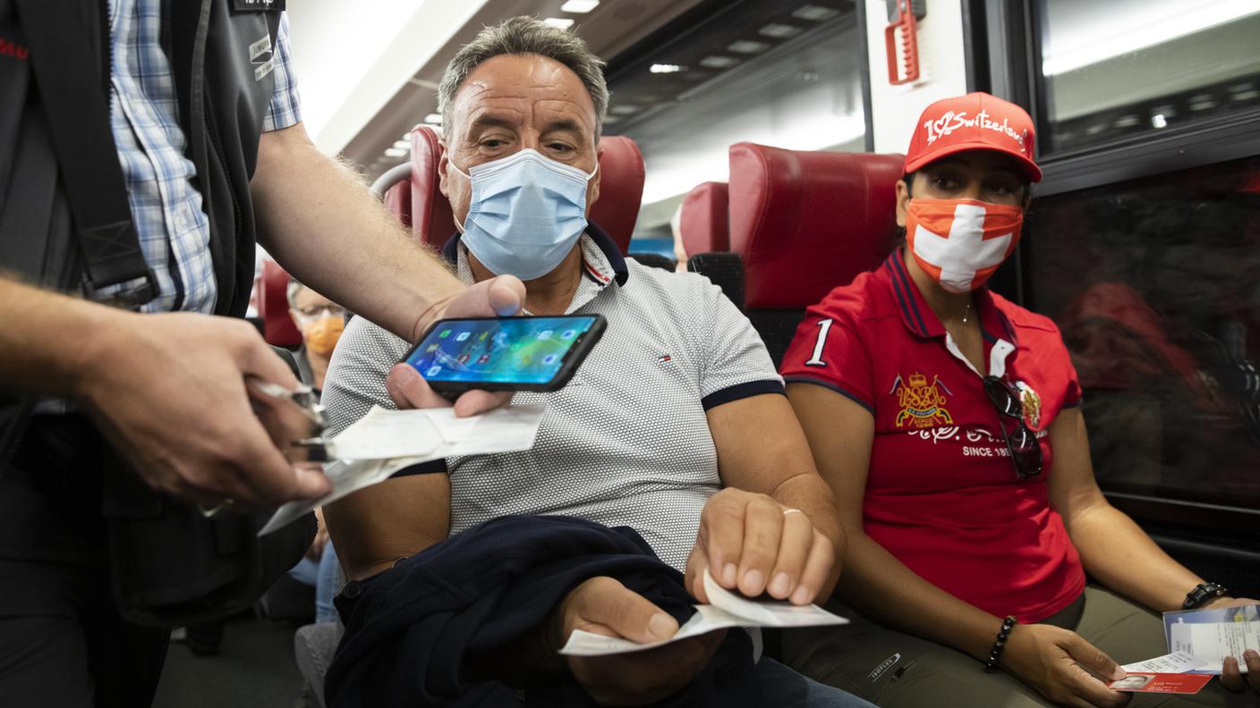 Passeggeri su un treno svizzero