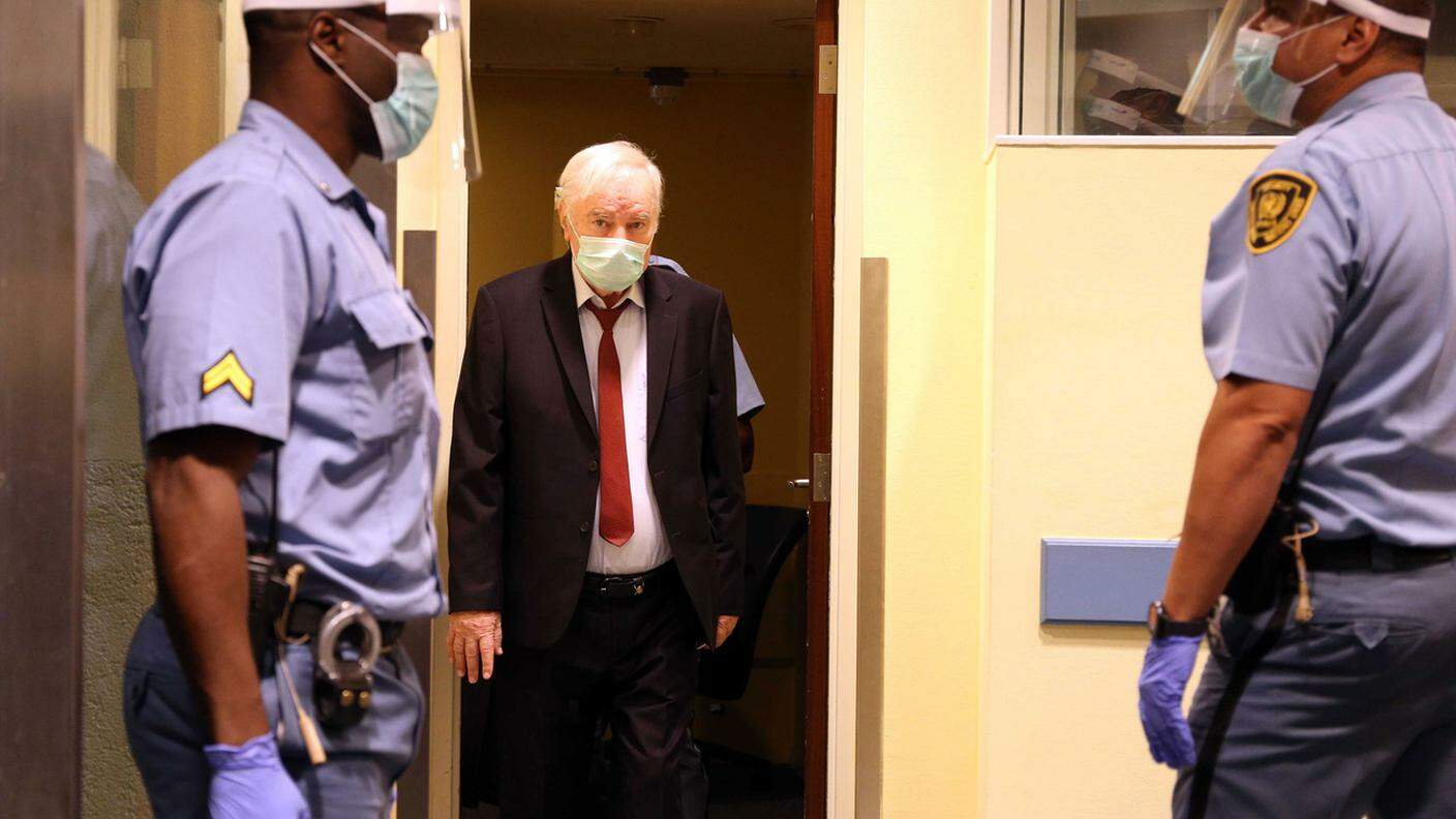 Ratko Mladic al suo ingresso in aula all'Aja