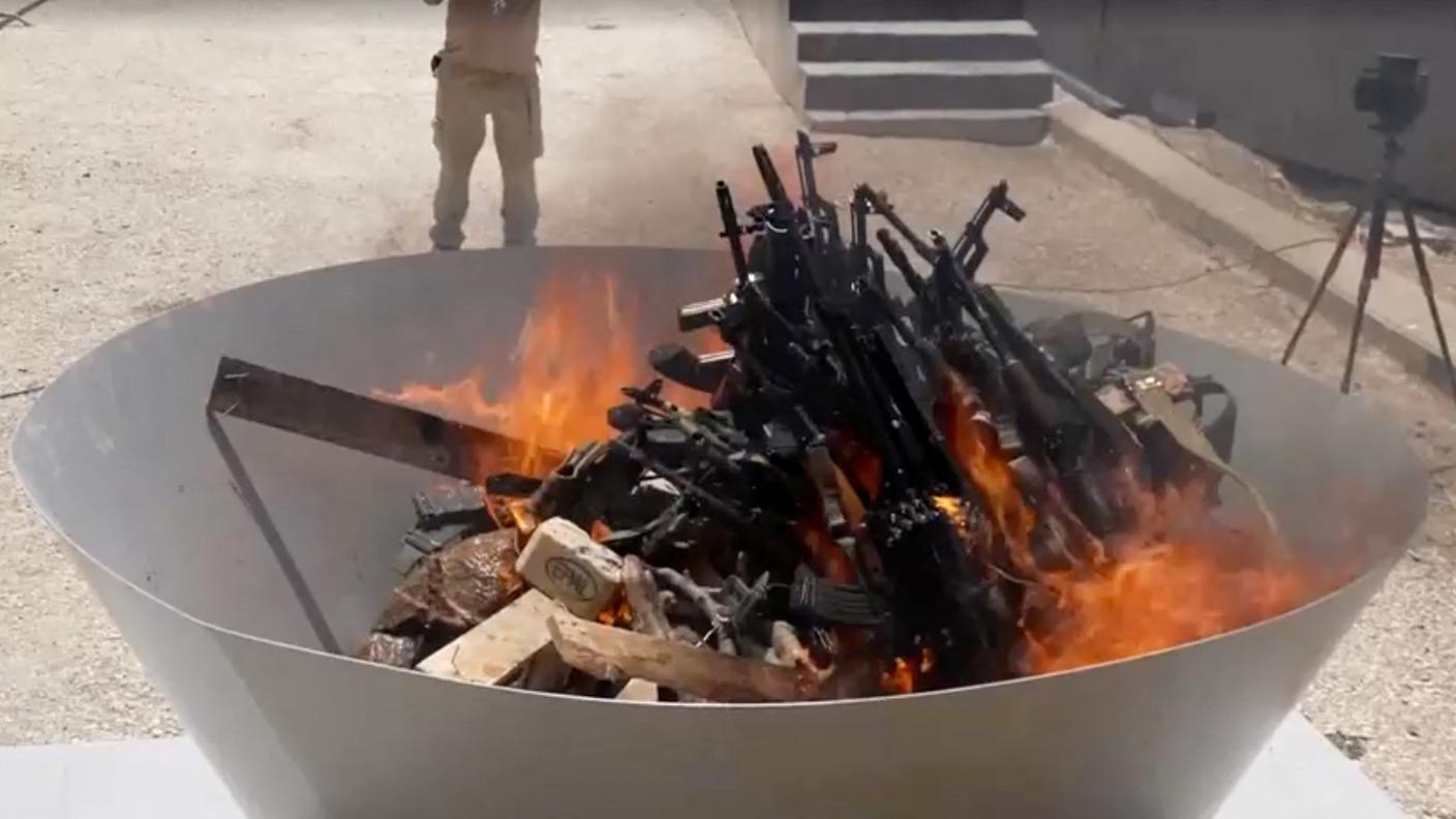 Il PKK dà fuoco alle armi.JPG