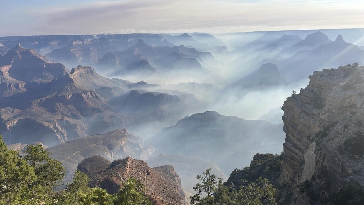 Il fumo si deposita sul Grand Canyon National Park, nell'Arizona settentrionale