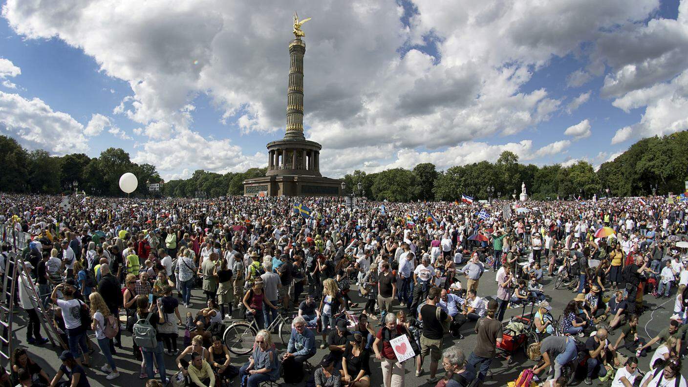 I manifestanti hanno invaso il Tiergarten dalla Grosser Stern al cui centro si eleva la Colonna della Vittoria fino alla Porta di Brandeburgo