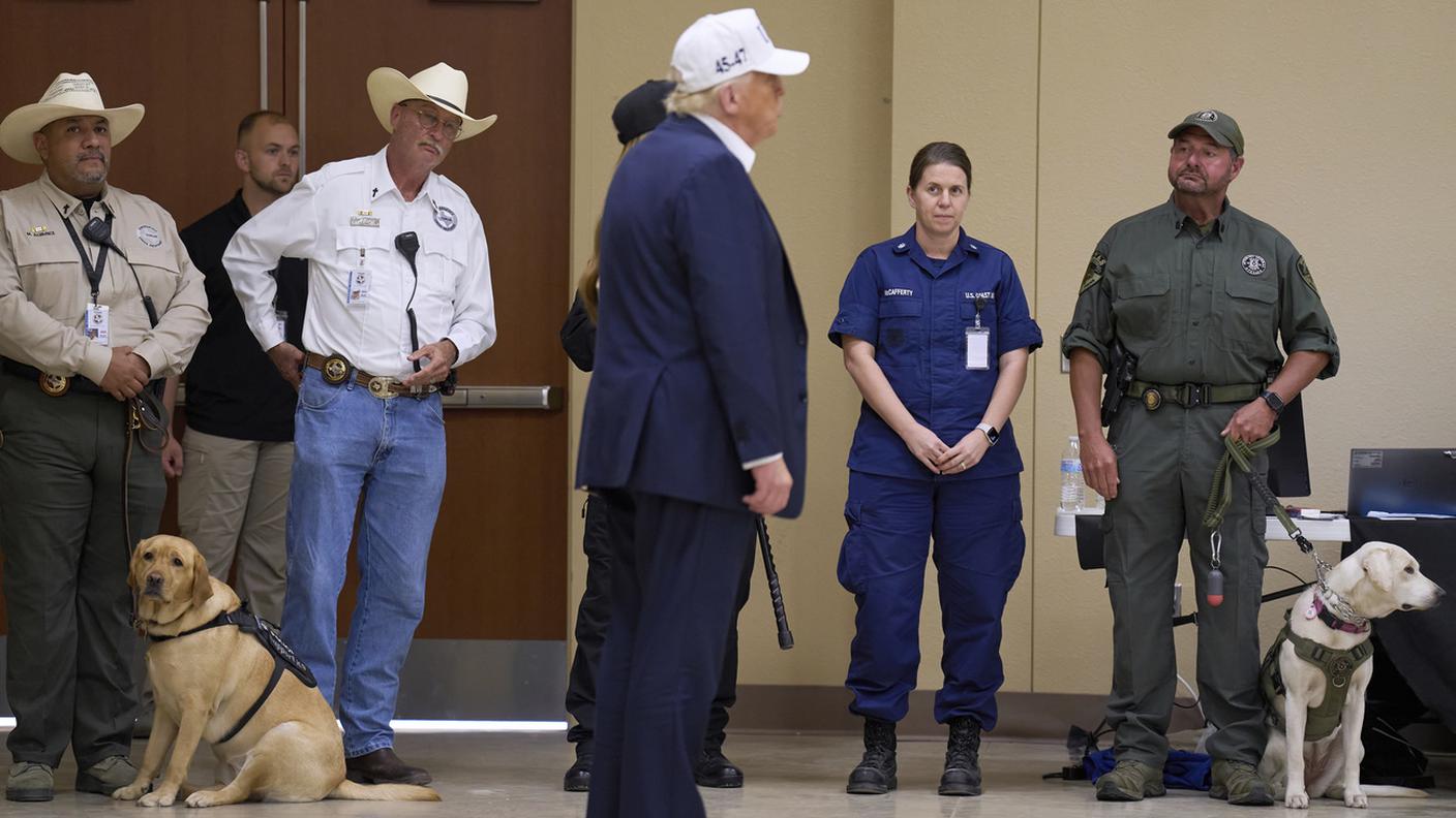 Al suo arrivo in Texas Donald Trump saluta i soccorritori