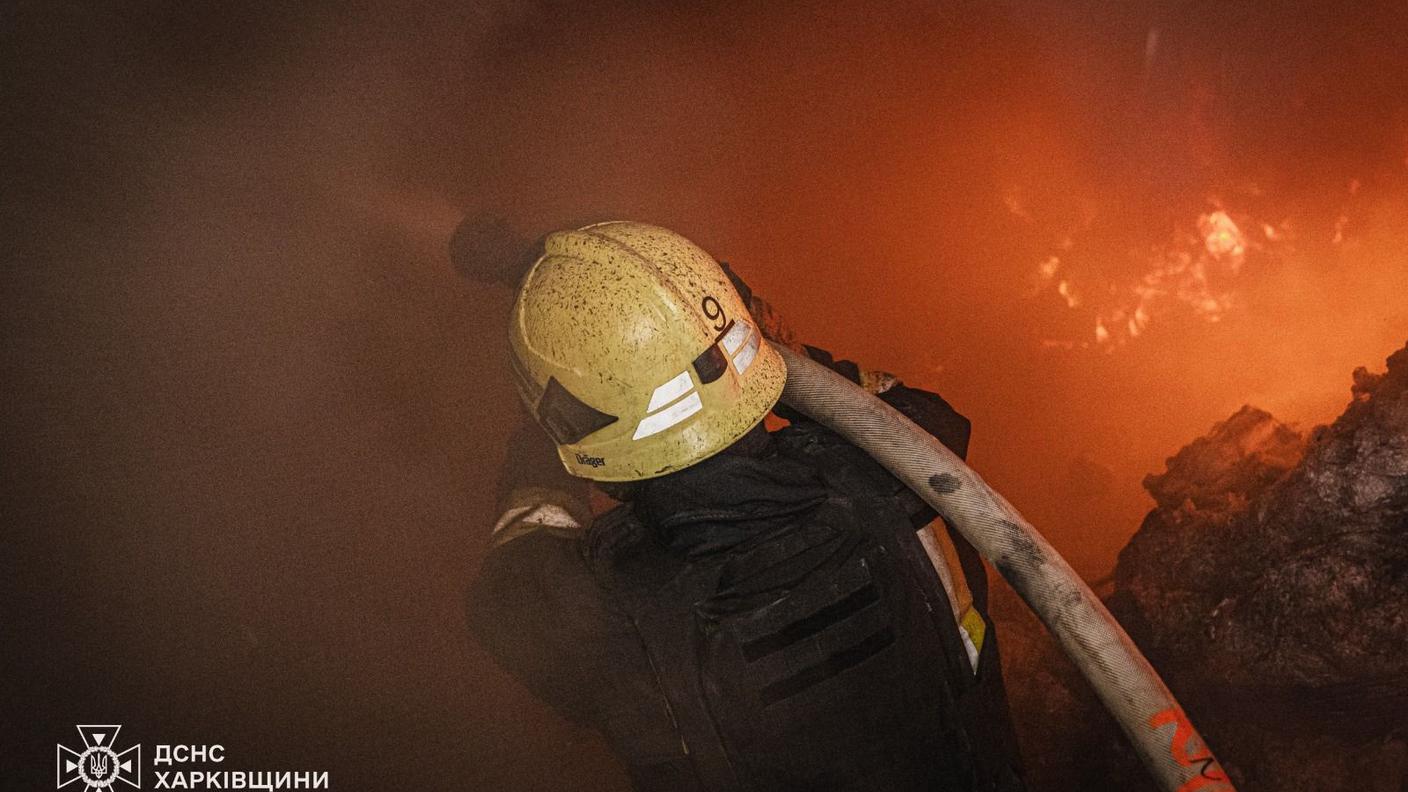 Un pompiere ucraino lotta contro le fiamme scatenate da un incendio in una città ucraina bombardata dai russi Twitter.jpg