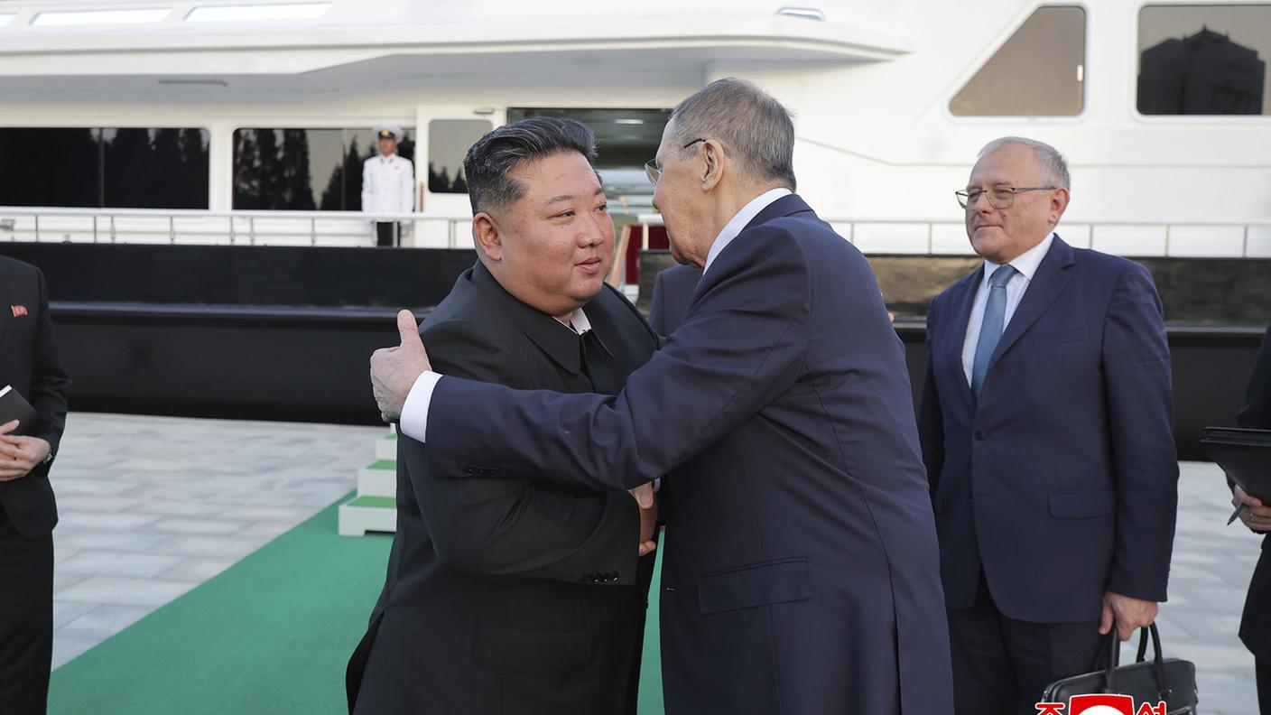 L'abbraccio tra Kim Jong-un e Sergei Lavrov in Corea del Nord
