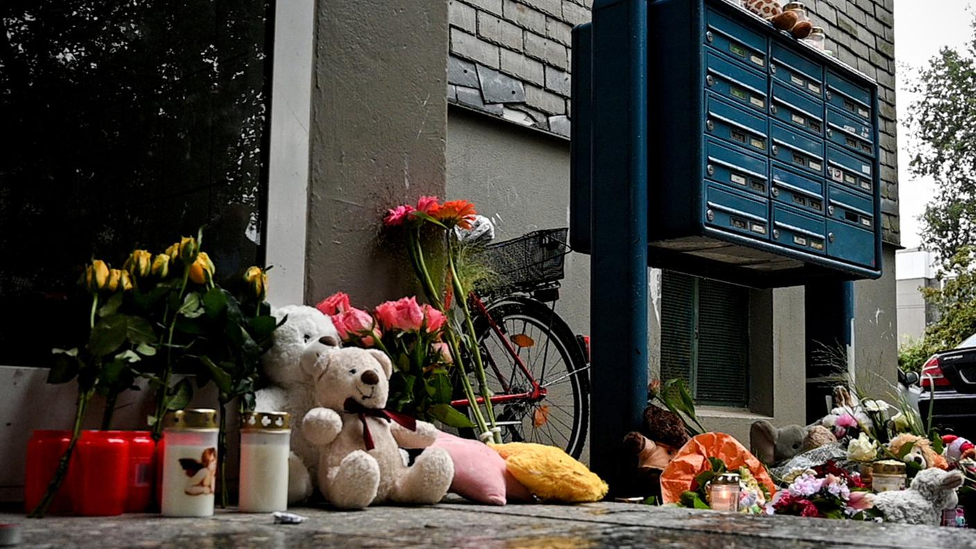 Fiori e peluche lasciati dalla gente fuori dalla casa teatro della tragedia