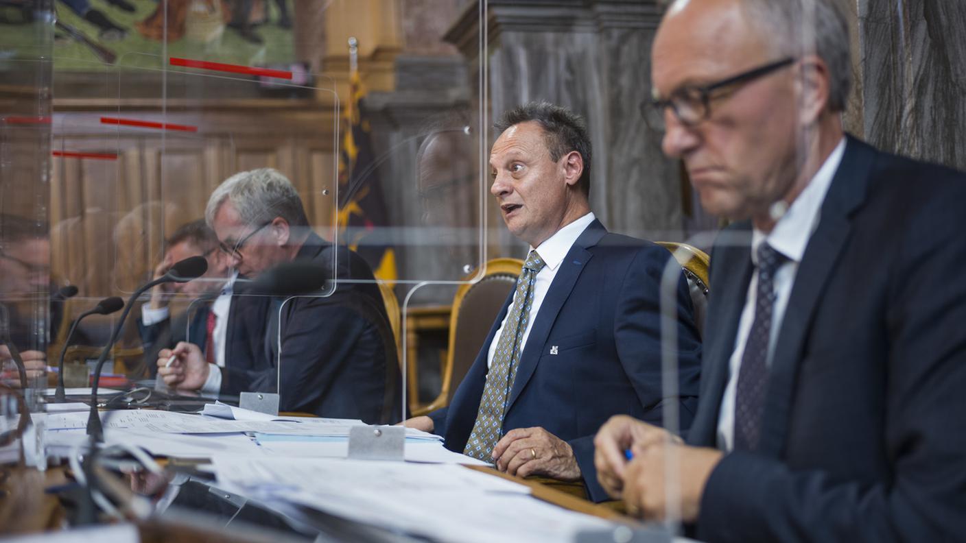 Il Parlamento è tornato a riunirsi sotto la cupola, fra severe misure di sicurezza. Stefan Engler (al centro) ha parlato a nome della commissione