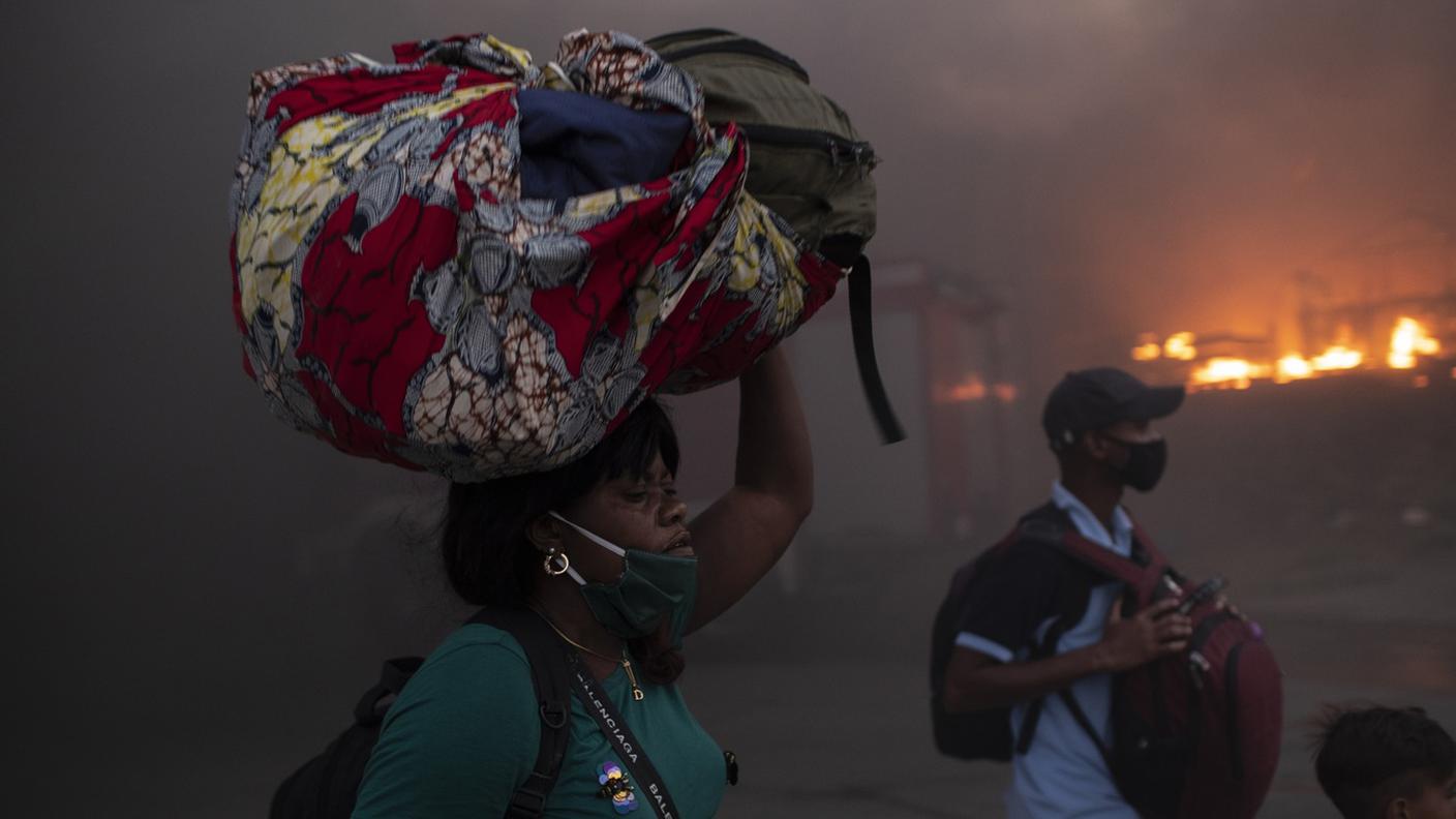 Una donna scappa dalla fiamme