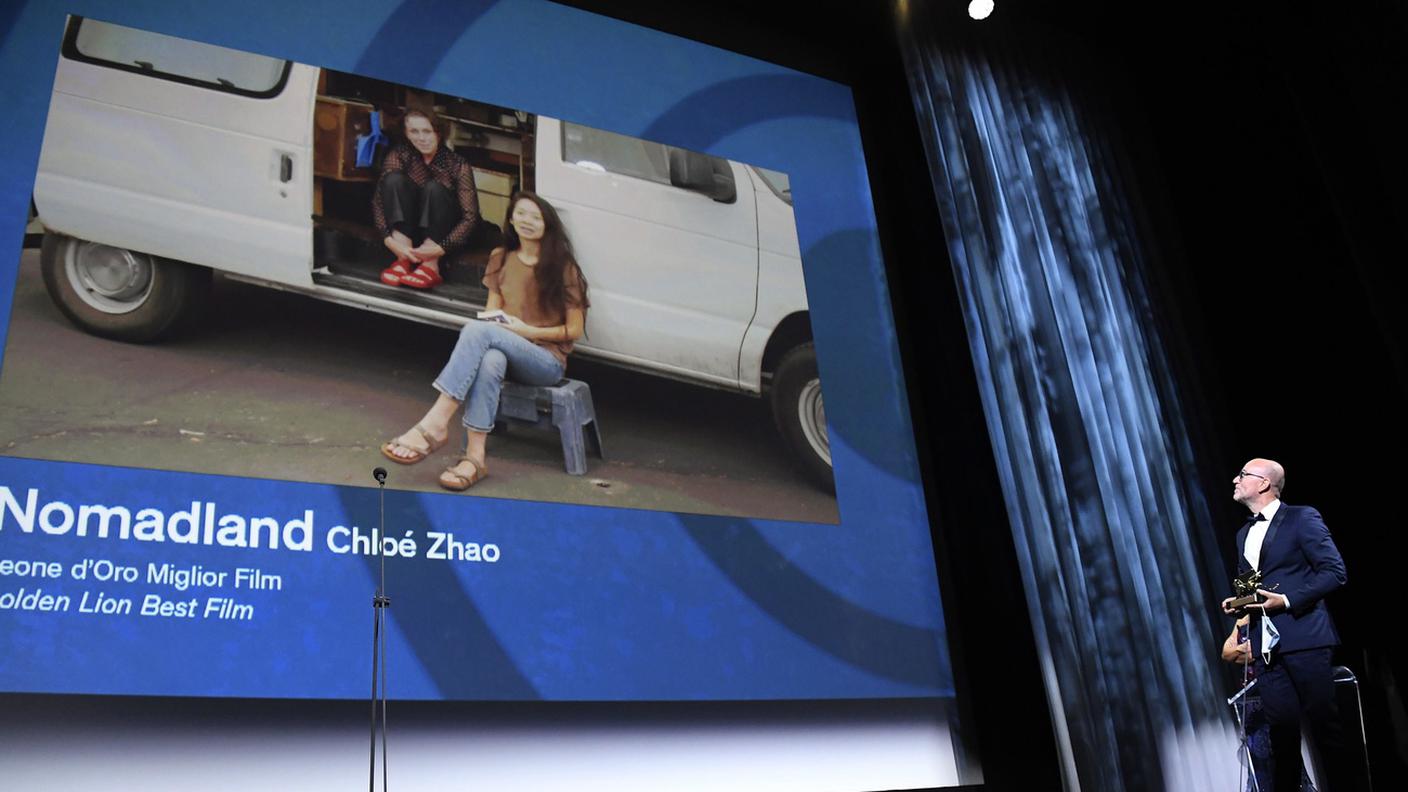"Nomadland" di Chloé Zhao, premiato con il Leone d'oro a Venezia