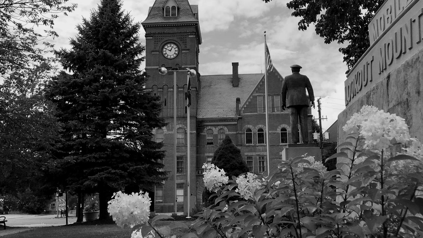 Il municipio di Carbondale una cittadina nel cuore della Rust Belt dove fino a qualche decennio fa si estraeva carbone e c'erano acciaierie.